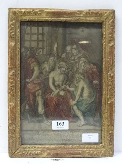 Dans des encadrements en bois sculpté et...