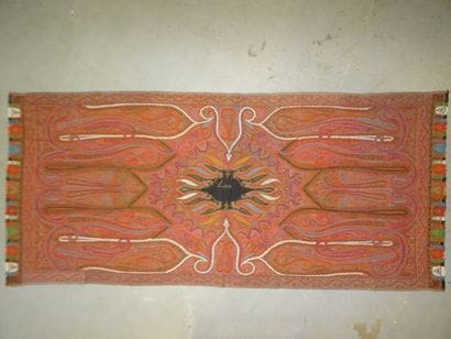 Dans une boîte un tapis de table à décor...