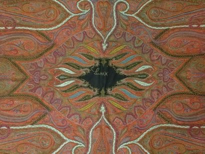 Dans une boîte un tapis de table à décor...