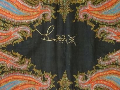Dans une boîte un tapis de table à décor...