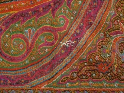 Dans une boîte un tapis de table à décor...