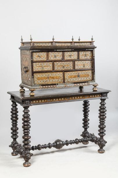 Cabinet à poser ouvrant à 9 tiroirs en façade...