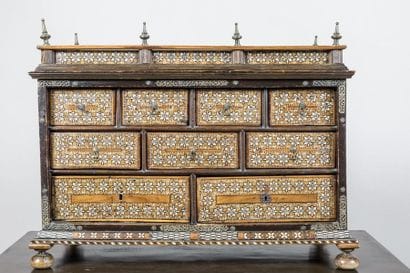 Cabinet à poser ouvrant à 9 tiroirs en façade...