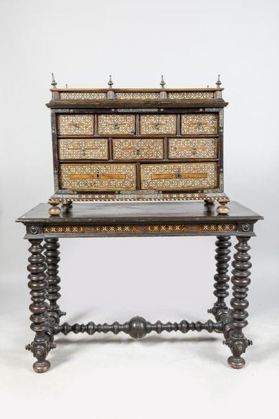 Cabinet à poser ouvrant à 9 tiroirs en façade...