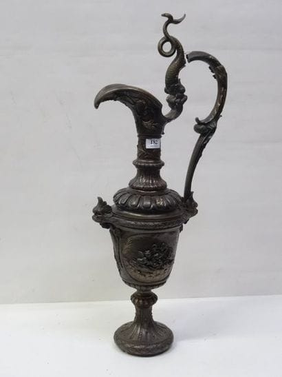 Grande aiguière en bronze à décor d'amour...