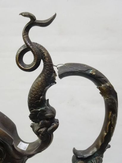 Grande aiguière en bronze à décor d'amour...