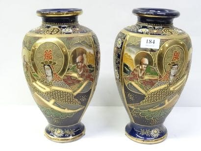 Paire de vases en faïence de Satzuma, Japon...