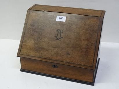 Coffret à pente à courrier en acajou et filets,...