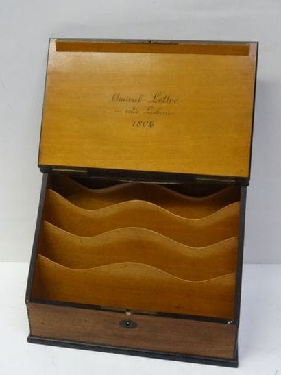 Coffret à pente à courrier en acajou et filets,...