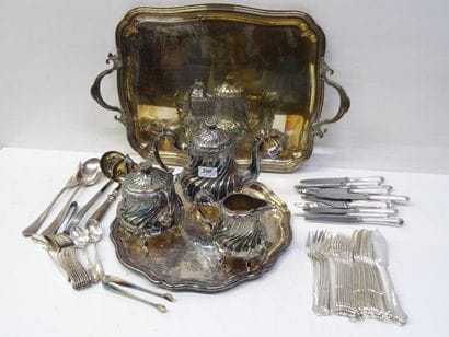 Partie de ménagère en métal argenté comprenant...