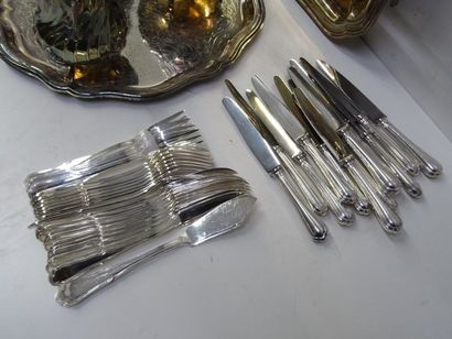 Partie de ménagère en métal argenté comprenant...