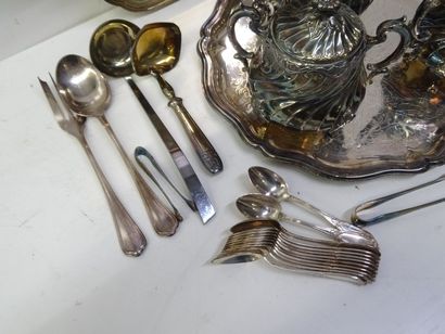 Partie de ménagère en métal argenté comprenant...