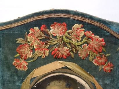 Un paravent à 5 feuilles à décor de broderies...