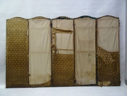 Un paravent à 5 feuilles à décor de broderies...
