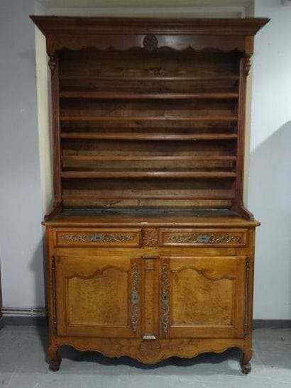 Buffet vaisselier en bois naturel sculpté...