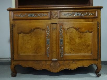 Buffet vaisselier en bois naturel sculpté...