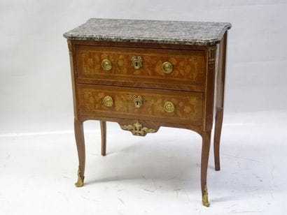 Petite commode en bois de placage et marqueterie...