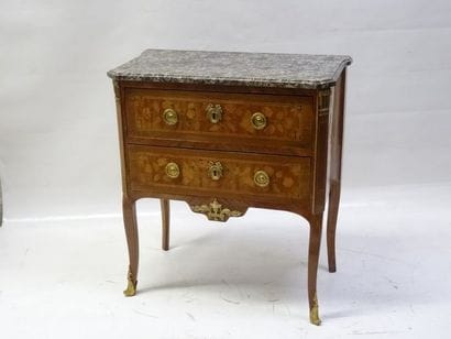 Petite commode en bois de placage et marqueterie...