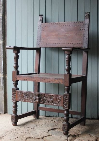 4 chaises à bras en noyer, garni de cuir...