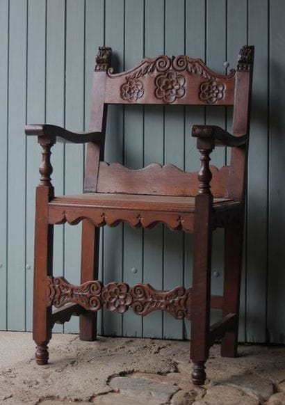 4 chaises à bras en noyer, garni de cuir...