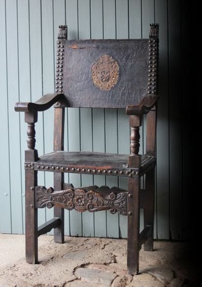 4 chaises à bras en noyer, garni de cuir...