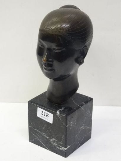 ECOLE INDOCHINOISE XXe Tête de jeune fille...