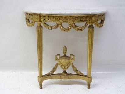 Console en bois mouluré, sculpté et doré...