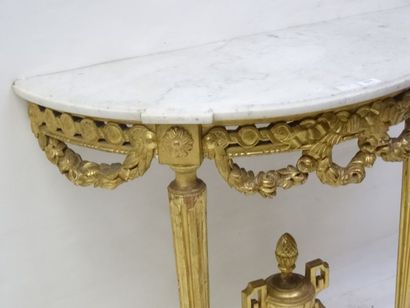 Console en bois mouluré, sculpté et doré...