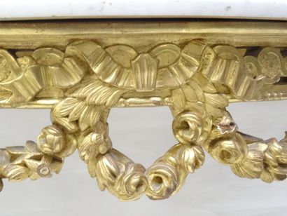 Console en bois mouluré, sculpté et doré...