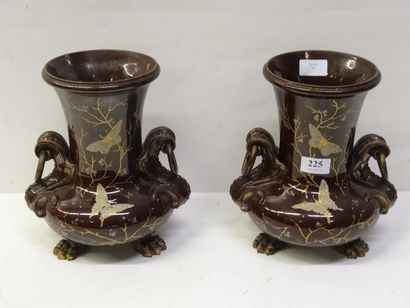 Paire de vases à anses en terre vernissée...
