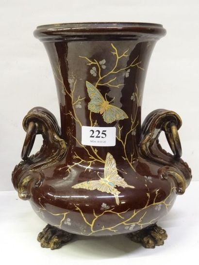 Paire de vases à anses en terre vernissée...