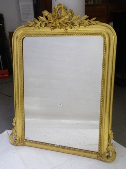 Miroir dans un encadrement en bois et stuc...