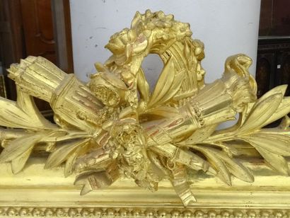 Miroir dans un encadrement en bois et stuc...