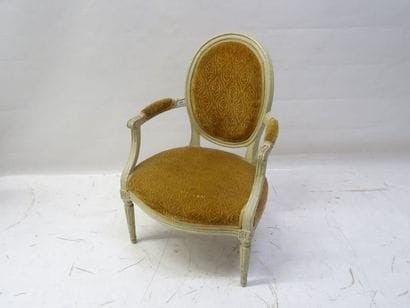 Fauteuil en bois relaqué à dossier cabriolet....