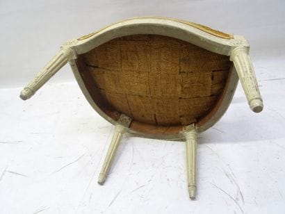 Fauteuil en bois relaqué à dossier cabriolet....