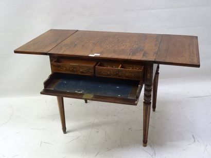 Table bureau à volets ouvrant à 3 tiroirs...