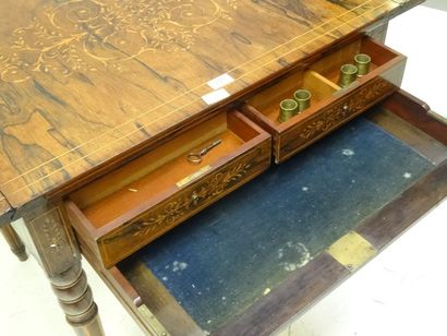 Table bureau à volets ouvrant à 3 tiroirs...