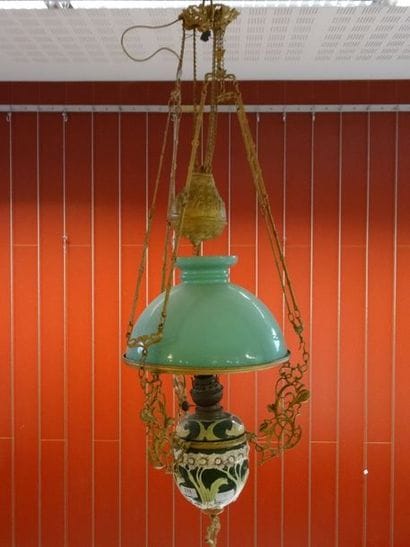 Suspension en verre opalin, monture en laiton....