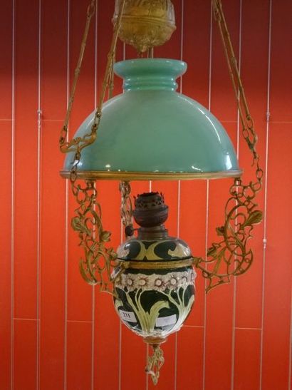 Suspension en verre opalin, monture en laiton....