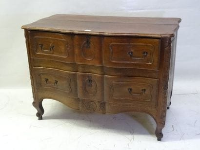 Commode en bois naturel mouluré et sculpté...