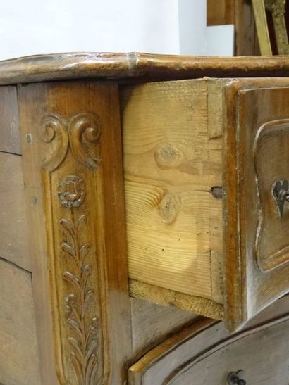Commode en bois naturel mouluré et sculpté...