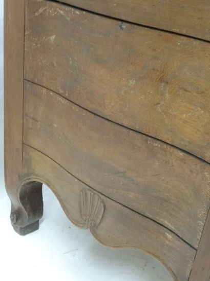 Commode en bois naturel mouluré et sculpté...