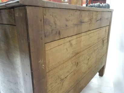 Commode en bois naturel mouluré et sculpté...