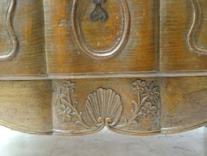 Commode en bois naturel mouluré et sculpté...