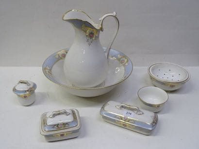 Garniture de toilette en porcelaine comprenant...