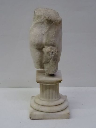 Statue antique en marbre figurant la partie...