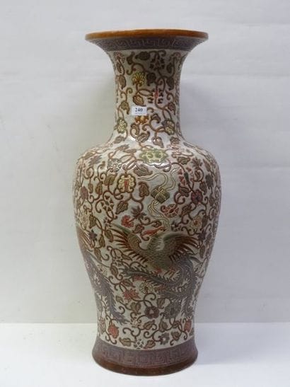Important vase en porcelaine dans le goût...