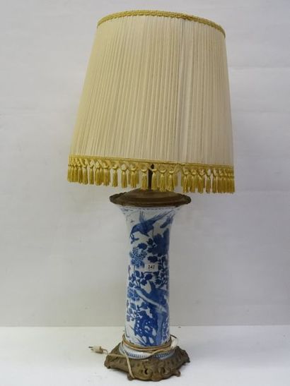 Vase cornet en porcelaine de Chine (électrifié)...
