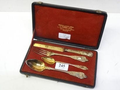 Dans un coffret, 4 pièces : cuillère, fourchette,...