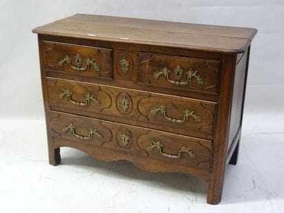 Commode en bois naturel ouvrant à 4 tiroirs...